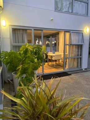 CBD Fringe near trendy Ponsonby, sunny house & garden, kiwi indoor outdoor living